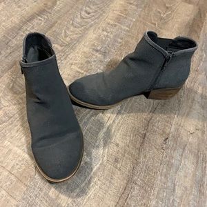 Ankle high Kensie boots